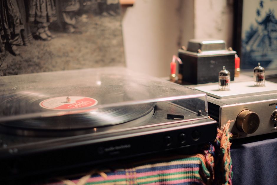 How Much Does Tube Amplifiers & Valve Restoration Really Cost in 2026? Budget & Gear